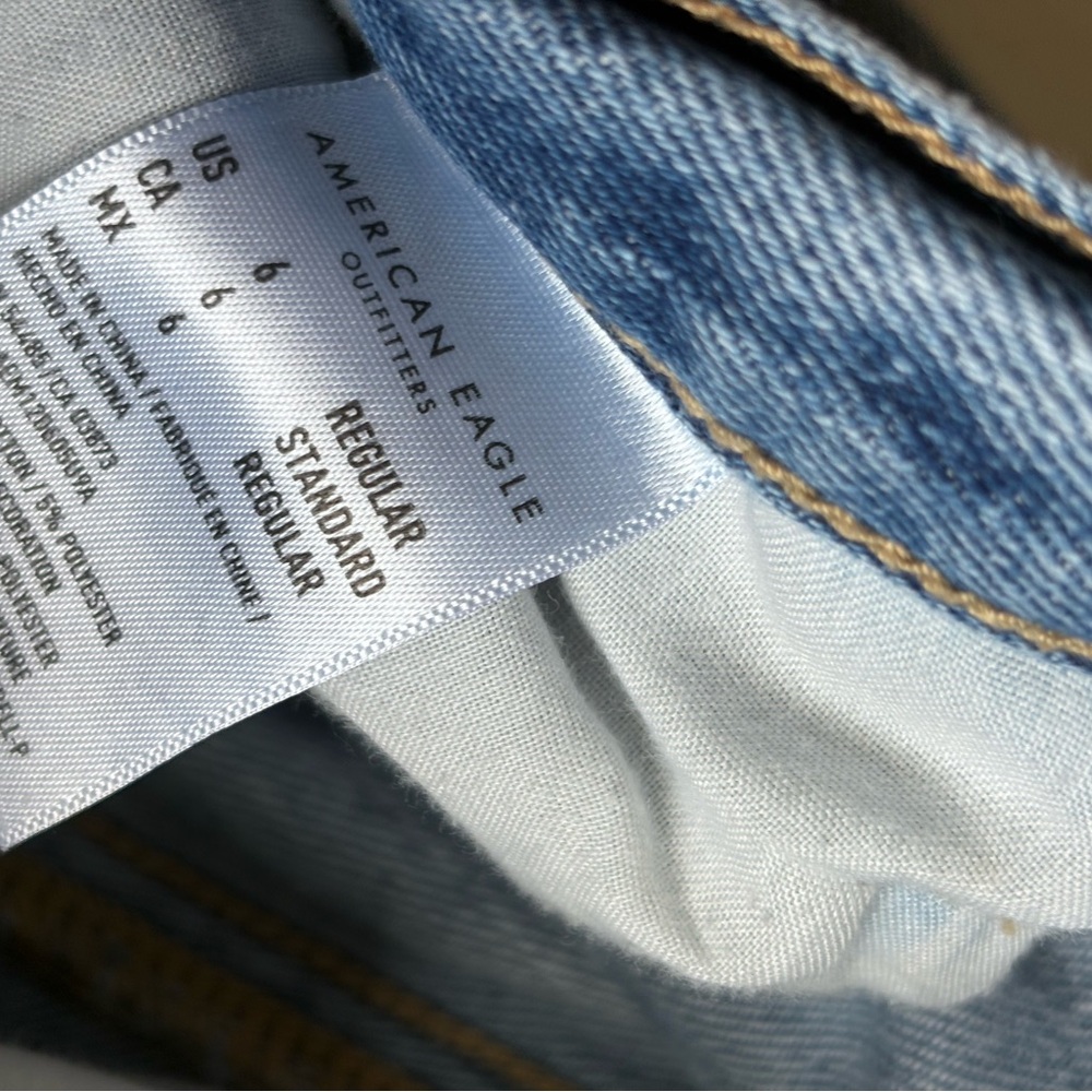 American Eagle Distressed Mom Jeans Size 6 - Picture 6 of 7